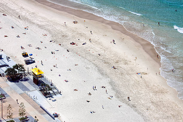 vista aérea da praia de paraíso banhistas de surfistas, ouro costa - gold coast australia lifeguard sea imagens e fotografias de stock