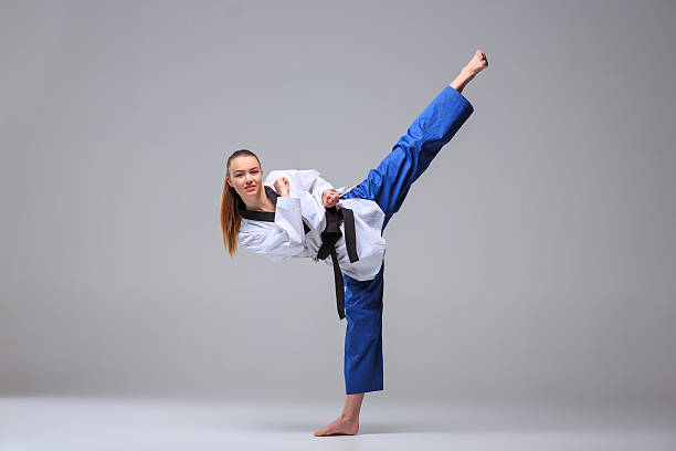 avec ceinture noire de karaté jeune fille - martial arts women tae kwon do black belt photos et images de collection
