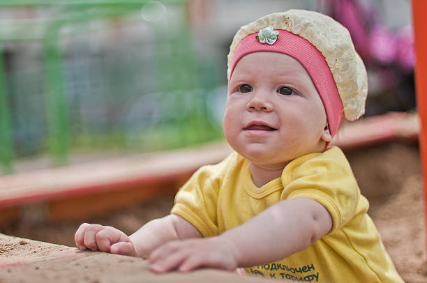 маленький портрет улыбающегося ребенка - child outdoors bow horizontal стоковые фото и изображения