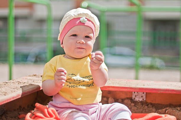 маленький портрет улыбающегося ребенка - child outdoors bow horizontal стоковые фото и изображения