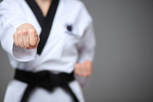die karate mädchen mit schwarzem gürtel - kampfsport frau fotos stock-fotos und bilder