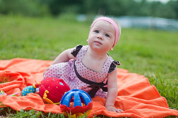 маленькая девочка в платье портрет симпатичный - child outdoors bow horizontal с�токовые фото и изображения