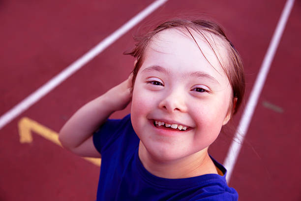 bambina divertirsi su stadio - track and field stadium foto e immagini stock