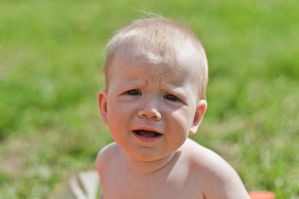 эмоциональный портрет маленького ребенка - child outdoors bow horizontal стоковые фото и изображения