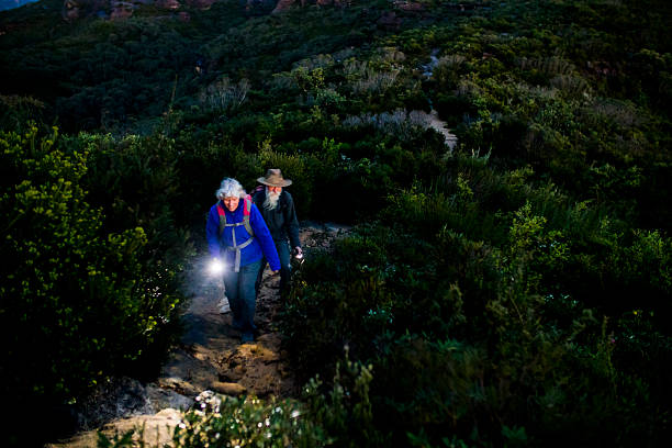 senior pareja caminando en el outback de australia. - australian culture hiking australia people fotografías e imágenes de stock