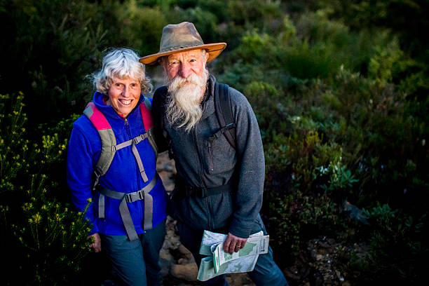 senior pareja caminando en el outback de australia. - australian culture hiking australia people fotografías e imágenes de stock