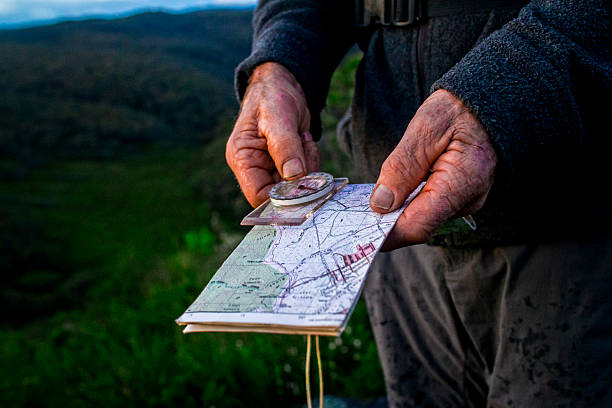 brújula mapa y - australian culture hiking australia people fotografías e imágenes de stock