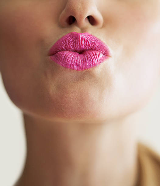 frau mit hellen lippenstift - lipstick kiss stock-fotos und bilder