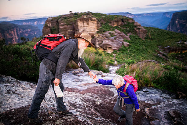 senior pareja caminando en el outback de australia. - australian culture hiking australia people fotografías e imágenes de stock