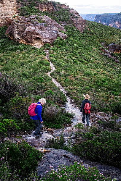 senior pareja caminando en el outback de australia. - australian culture hiking australia people fotografías e imágenes de stock