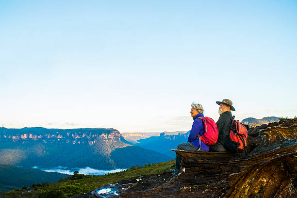 casal sênior em caminhadas na austrália no cerrado australiano. - blue mountains national park - fotografias e filmes do acervo