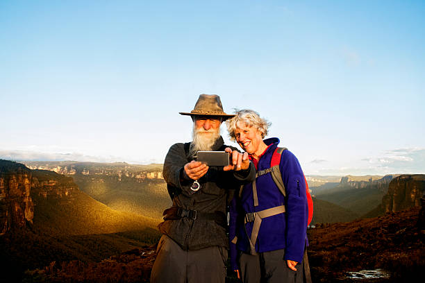 pareja de jubilados tomando autofoto - australian culture hiking australia people fotografías e imágenes de stock