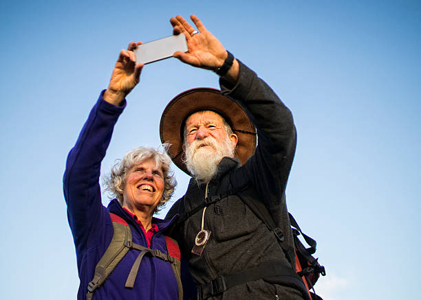 pareja de jubilados tomando autofoto - australian culture hiking australia people fotografías e imágenes de stock