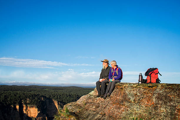 senior pareja caminando en el outback de australia. - australian culture hiking australia people fotografías e imágenes de stock