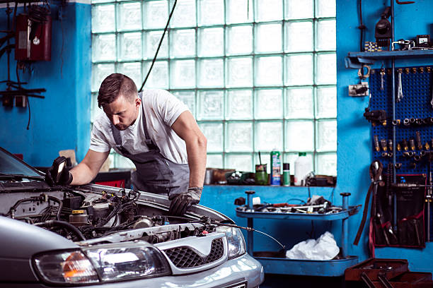 mecânico de automóveis, no trabalho - car auto repair shop engine mechanic - fotografias e filmes do acervo