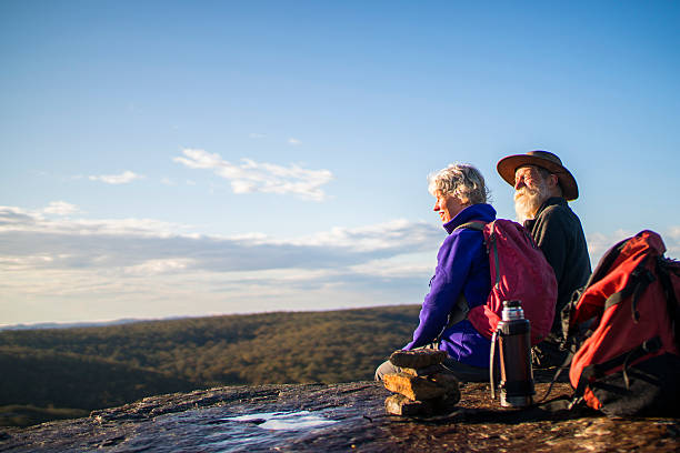 senior couple en randonnée dans la brousse de l'australie. - blue mountains national park photos et images de collection