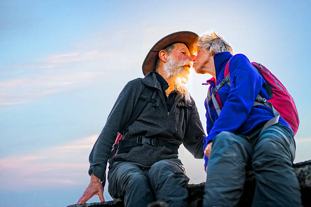 senior pareja caminando en el outback de australia. - australian culture hiking australia people fotografías e imágenes de stock