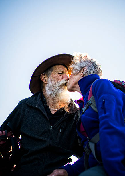 senior pareja caminando en el outback de australia. - australian culture hiking australia people fotografías e imágenes de stock