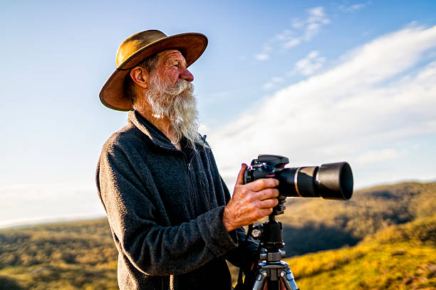 fotógrafo senior en australia outback. - australian culture hiking australia people fotografías e imágenes de stock