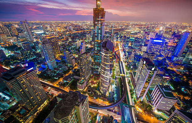 vista panoramica del paesaggio urbano di bangkok tailandia - bangkok thailand skyline night foto e immagini stock