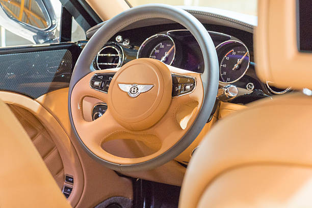 bentley mulsanne speed luxury sedan dashboard - control room stockfoto's en -beelden