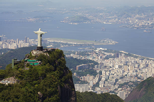 vista cenital de río de janeiro - christ the redeemer rio de janeiro city urban scene fotografías e imágenes de stock