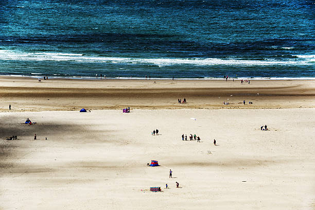 песчаный пляж на barmouth в уэльсе - wales beach editorial people стоковые фото и изображения