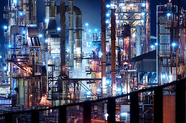 paisagem noturna de fábrica de petróleo - petrochemical refinery - fotografias e filmes do acervo