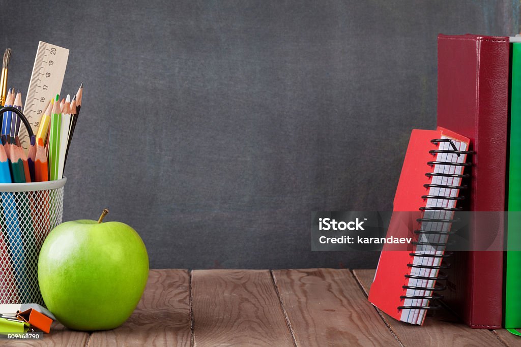 Escuela y artículos de oficina y manzana - Foto de stock de Pizarra - Medios visuales libre de derechos