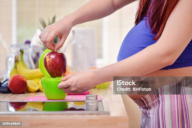 Schwangere Frau In Der Küche Stockfoto und mehr Bilder von Apfel - Apfel, Attraktive Frau, Bauch