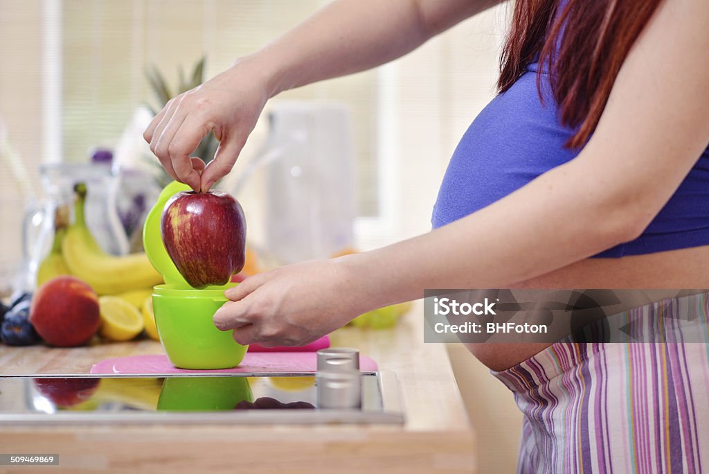 Mulher grávida na cozinha - Royalty-free Abdómen Foto de stock