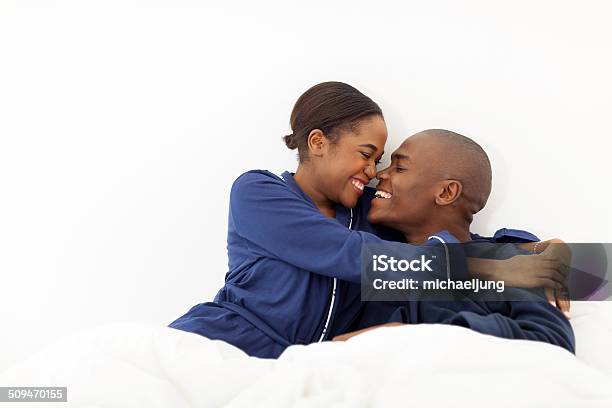 Afroamericano Par Abrazar En La Cama Foto de stock y más banco de imágenes de Abrazar - Abrazar, Acogedor, Adulto