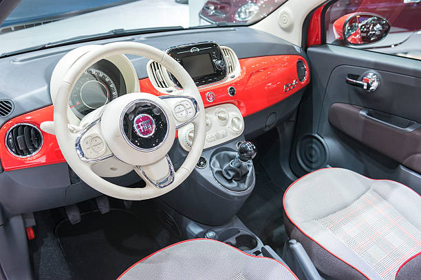 fiat 500 compacto porta traseira interior de carro - car dealership audio imagens e fotografias de stock