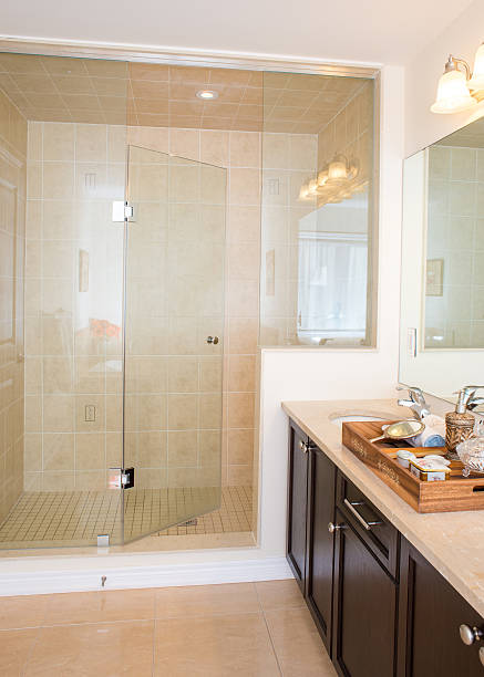 프페임-그만보기 유리 샤워 부스 새 요실 - glass showcase interior bathroom shower 뉴스 사진 이미지