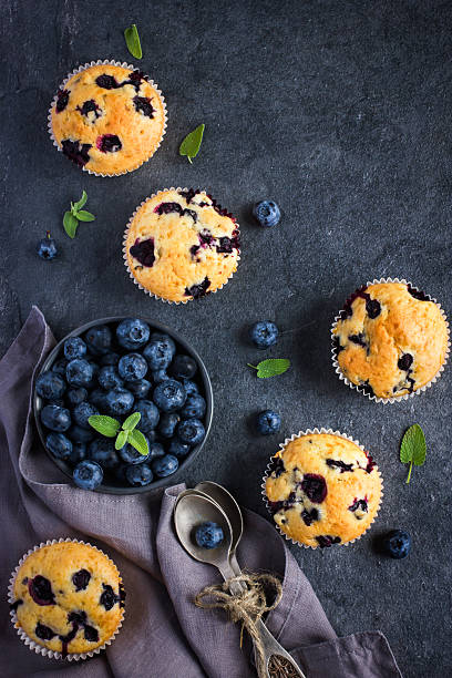 muffin jagodowy i świeże jagody - blueberry muffin zdjęcia i obrazy z banku zdjęć