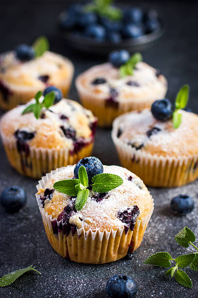 muffin z jagodami cukier puder i świeże owoce - blueberry muffin zdjęcia i obrazy z banku zdjęć