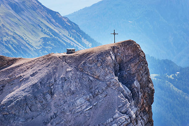 widok z ogromnym zugspitze - zugspitze mountain mountain tirol european alps zdjęcia i obrazy z banku zdjęć