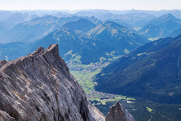 blick auf ehrwald - zugspitze mountain bavaria mountain ehrwald stock-fotos und bilder