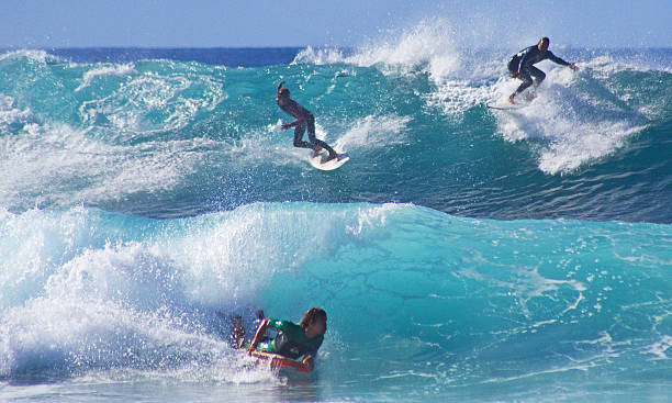 surf em playa de las americas. - playa de las américas imagens e fotografias de stock