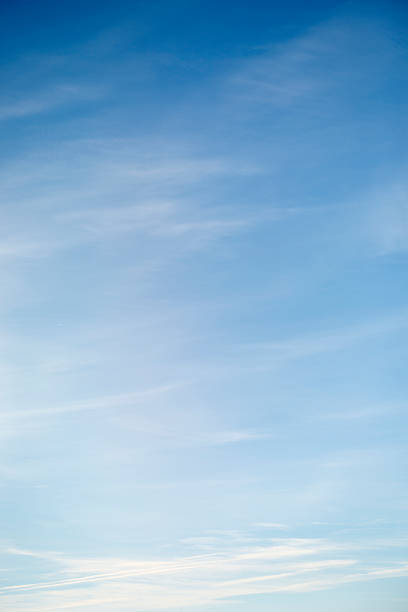 schöne himmel mit weißen wolken.  hintergrund. - air vertical outdoors nature stock-fotos und bilder