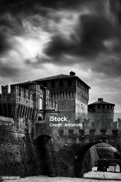 Italiano Castello Medievale Di Soncino A Lunga Esposizione A Raggi Infrarossi - Fotografie stock e altre immagini di Ambientazione esterna