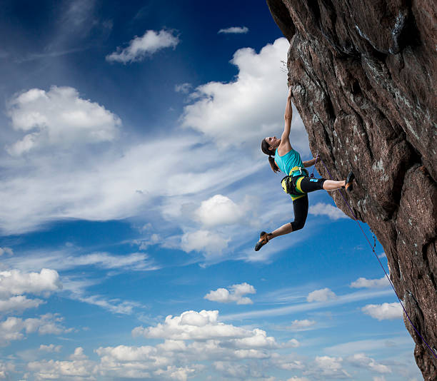 female rock wspinacz wisieć nad abyss - muscular build rock climbing mountain climbing women zdjęcia i obrazy z banku zdjęć