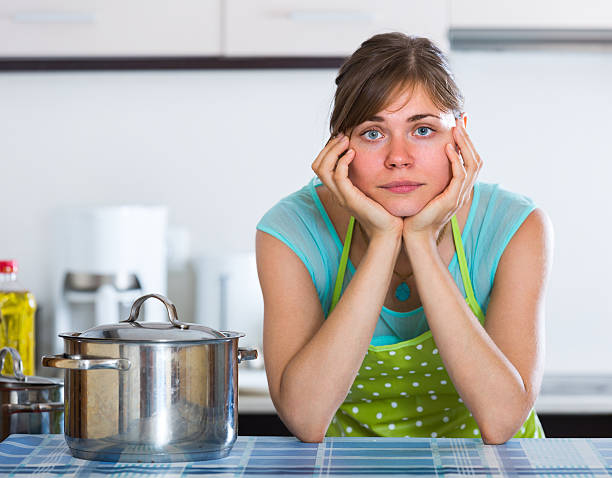 retrato de mulher na cozinha cansaço - unwillingness imagens e fotografias de stock