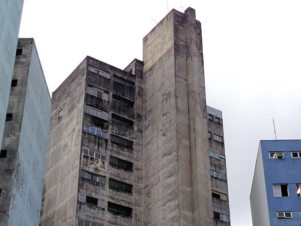 danneggiato edificio, città di são paulo, brasile - broken window concrete wall foto e immagini stock