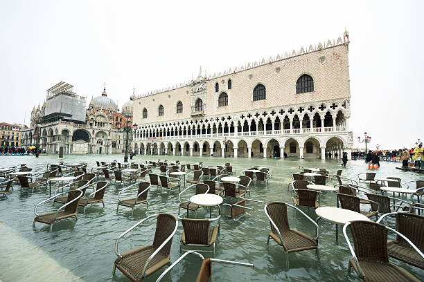 veneza, a praça de são marcos, banhada de águas altas - high tide - fotografias e filmes do acervo