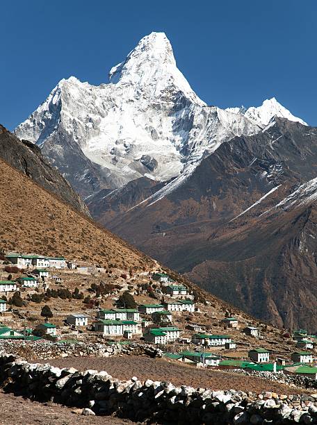 mont ama dablam et khumjung village - namche bazaar photos et images de collection