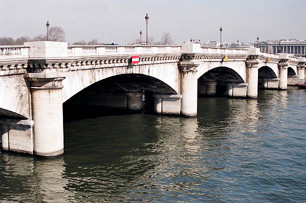 istock Bridge over the Seine 509512115