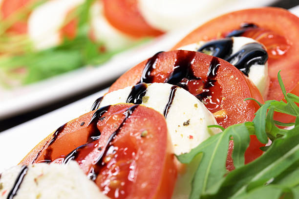 tomate y queso mozzarella - caprese salad salad restaurant vinegar fotografías e imágenes de stock