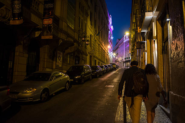 gente cammina nel quartiere chiado zona di lisbona, portogallo - lisbon portugal night people barrio alto foto e immagini stock