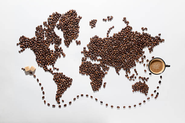 weltkarte aus kaffeebohnen/mit clipping path - coffee crop cup coffee bean coffee stock-fotos und bilder